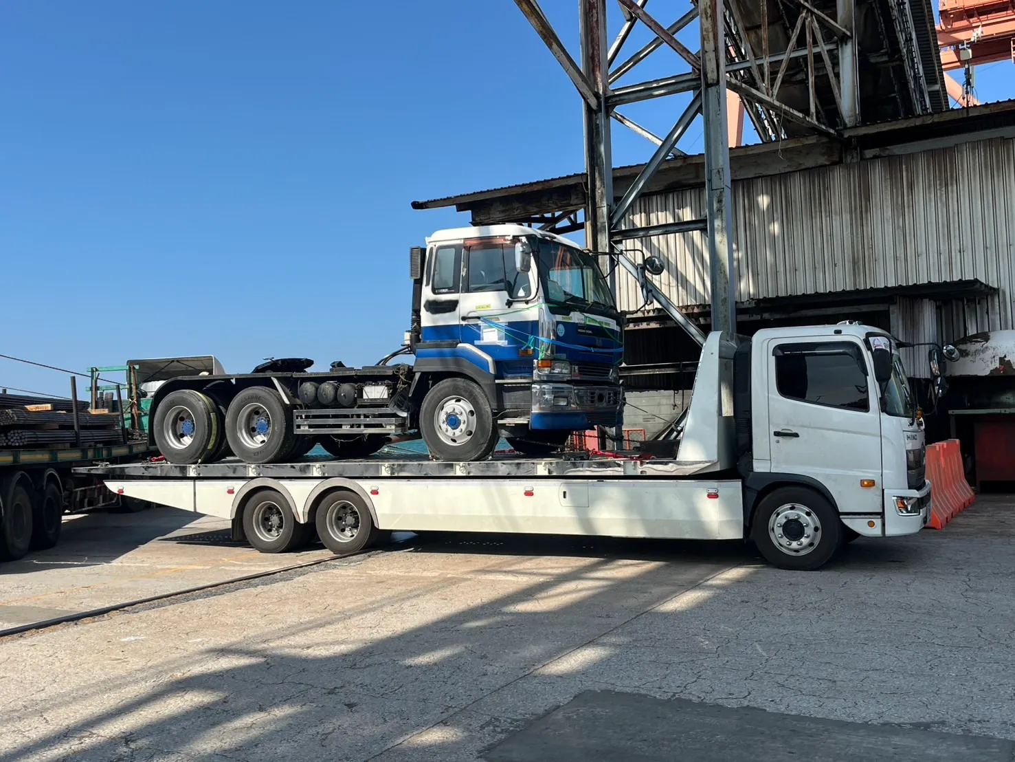 รถยกปิ่นทอง